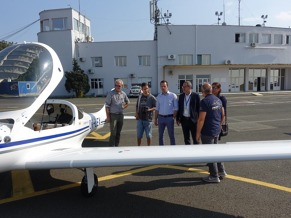 Po přistání na letišti Arad nás přivítal ředitel letiště a zástupci města