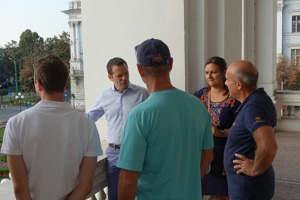 Část skupiny posádek na ochozu radnice v Aradu.