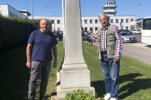 Splnění životního snu pana Alexandra Bartoce, jednoho z největších znalců historie CFRNA/CIDNA – návštěva pomníčku CFRNA/CIDNA na starém ruzyňském letišti.