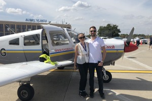 Posádka Piperu PA 28 OK-MIG Václav Kremer a Madlen Molhem na letišti Baneasa v Bukurešti. 